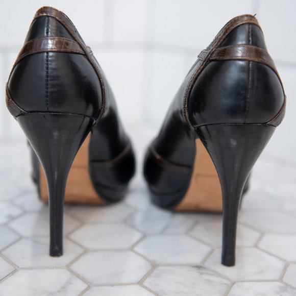 Max Studio black and brown pump with cut out detail - Picture 4 of 5